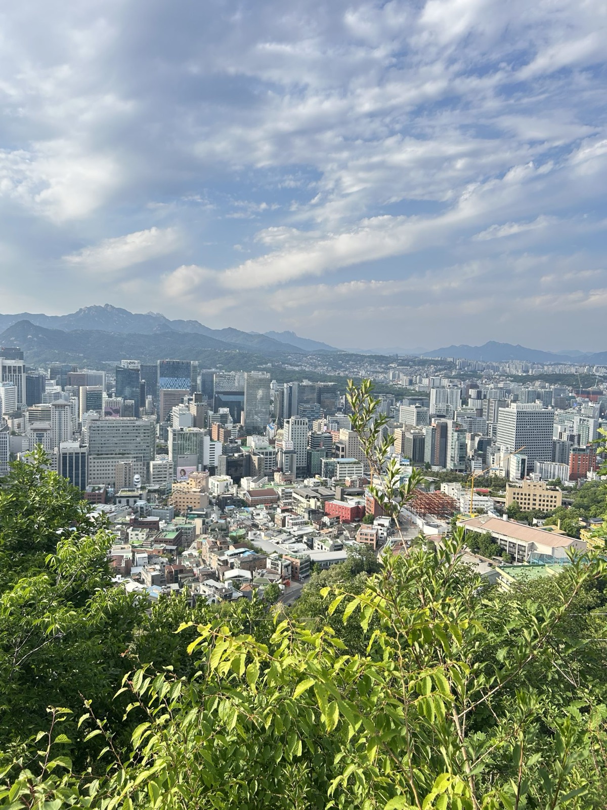 เมืองโซลและภูเขามองจากเนินเขา